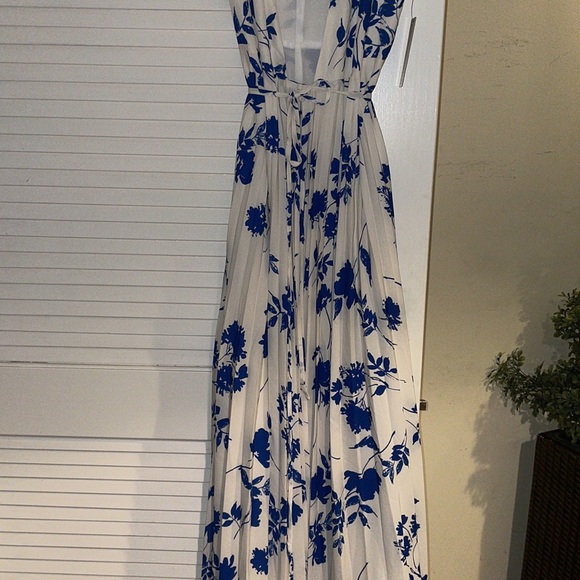 NWT women’s lulus Lindsie Blue and White Floral Print
Pleated Wrap Maxi Dress - Picture 8 of 16